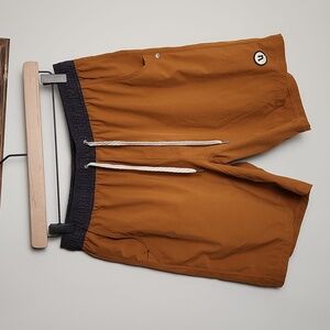 Vuori Kore Shorts Men's Large EUC